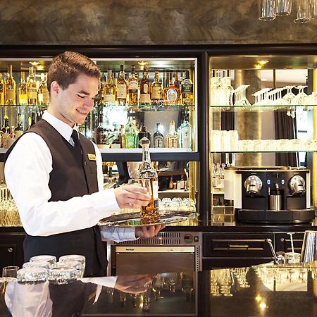 Victor'S Residenz-Hotel Schloss Berg Nennig Eksteriør billede A bartender at work