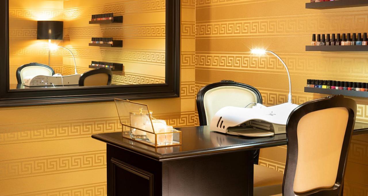 Victor'S Residenz-Hotel Schloss Berg Nennig Eksteriør billede A manicure station