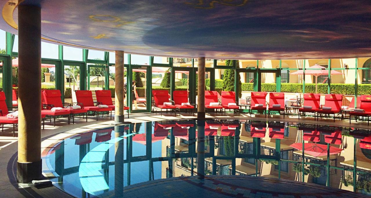 Victor'S Residenz-Hotel Schloss Berg Nennig Eksteriør billede The pool at the MGM Grand