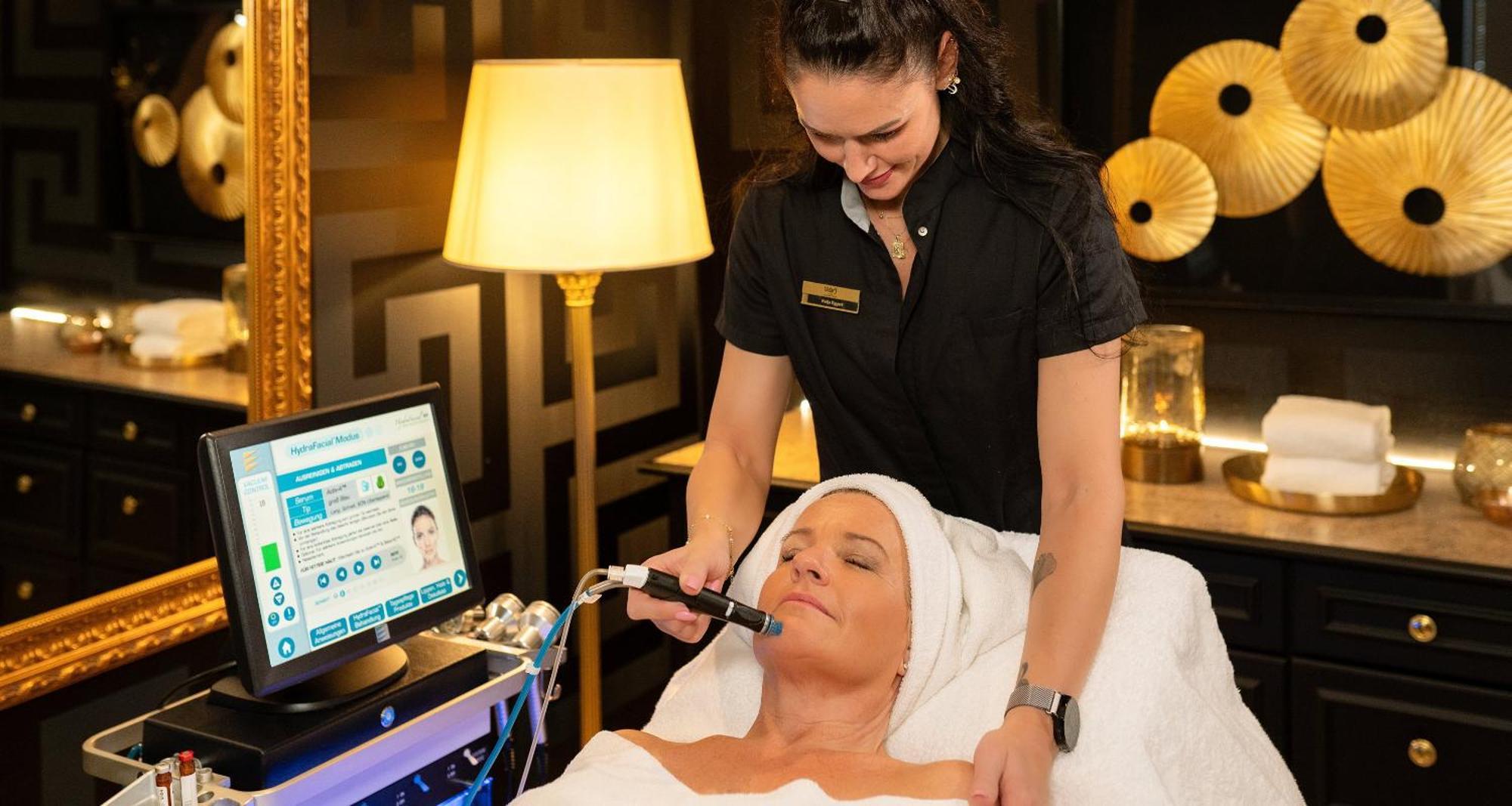 Victor'S Residenz-Hotel Schloss Berg Nennig Eksteriør billede A woman receiving a facial treatment