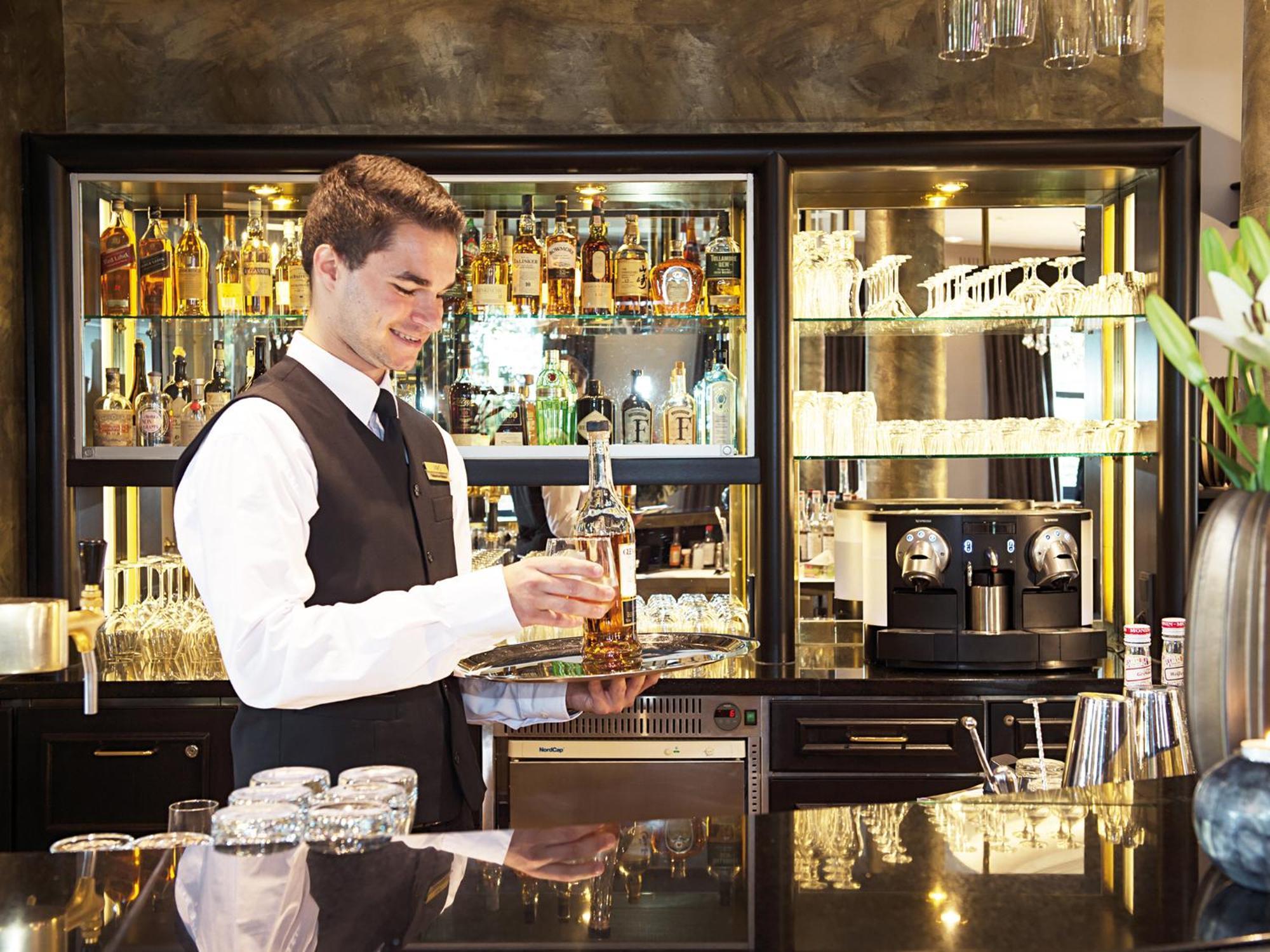 Victor'S Residenz-Hotel Schloss Berg Nennig Eksteriør billede A bartender at work