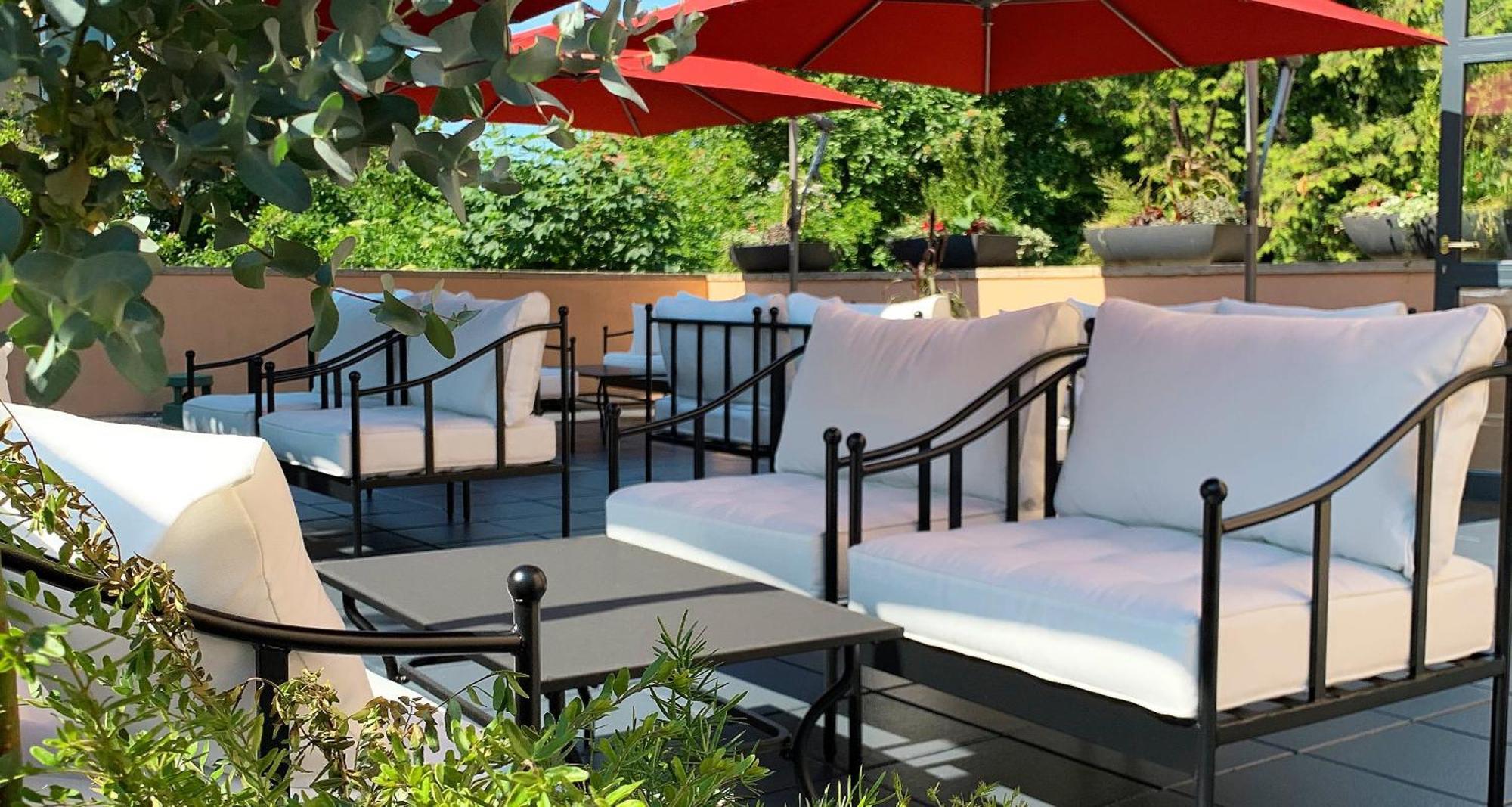 Victor'S Residenz-Hotel Schloss Berg Nennig Eksteriør billede The patio at the Hotel Valley Ho
