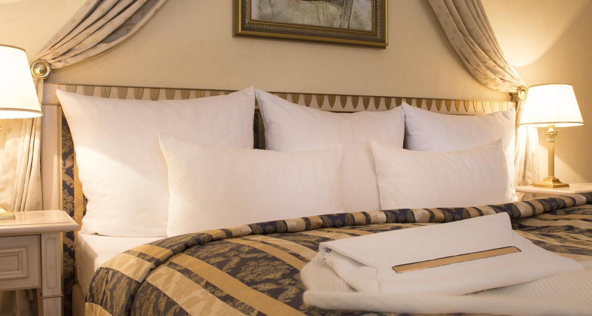 Victor'S Residenz-Hotel Schloss Berg Nennig Værelse billede Pillows on a bed