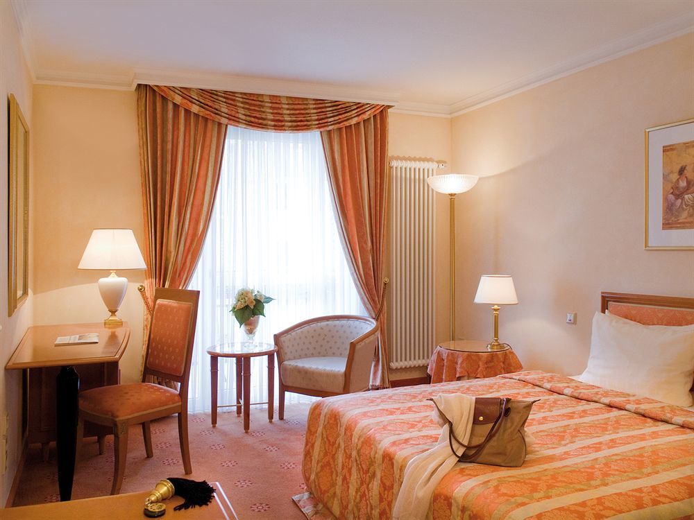 Victor'S Residenz-Hotel Schloss Berg Nennig Eksteriør billede A typical hotel room