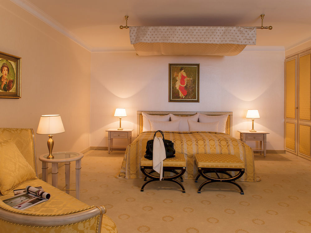 Victor'S Residenz-Hotel Schloss Berg Nennig Eksteriør billede A suite at the Taj Mahal Palace