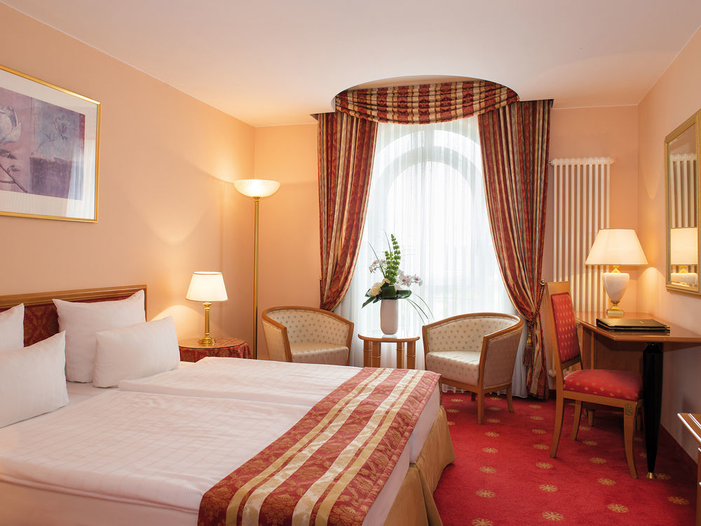 Victor'S Residenz-Hotel Schloss Berg Nennig Eksteriør billede A typical hotel room