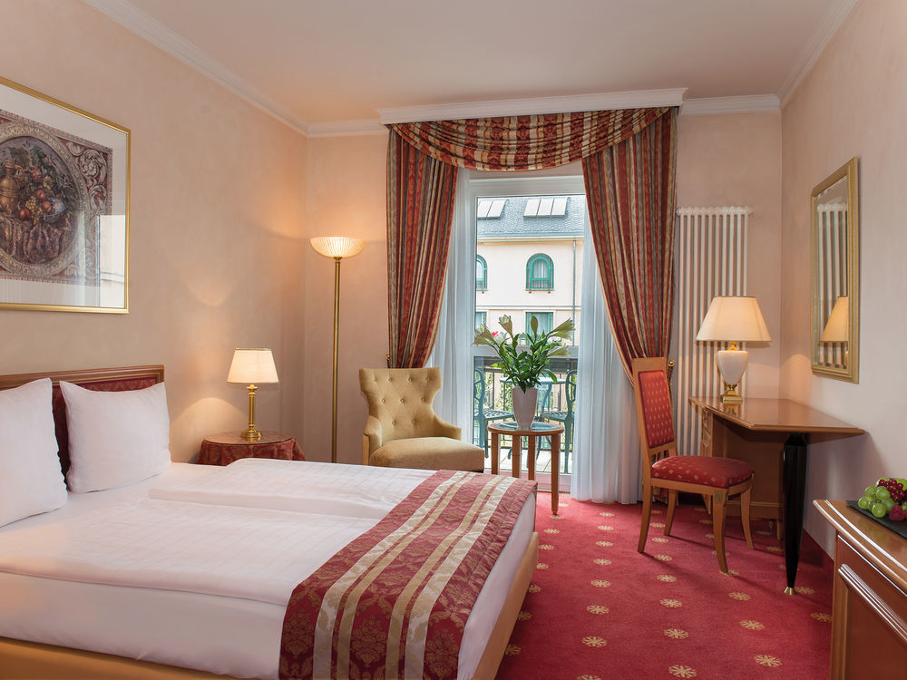 Victor'S Residenz-Hotel Schloss Berg Nennig Eksteriør billede A typical hotel room