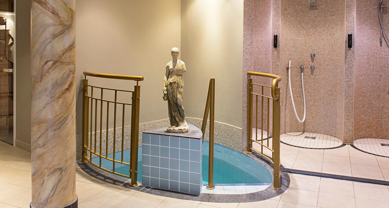 Victor'S Residenz-Hotel Schloss Berg Nennig Værelse billede A modern spa